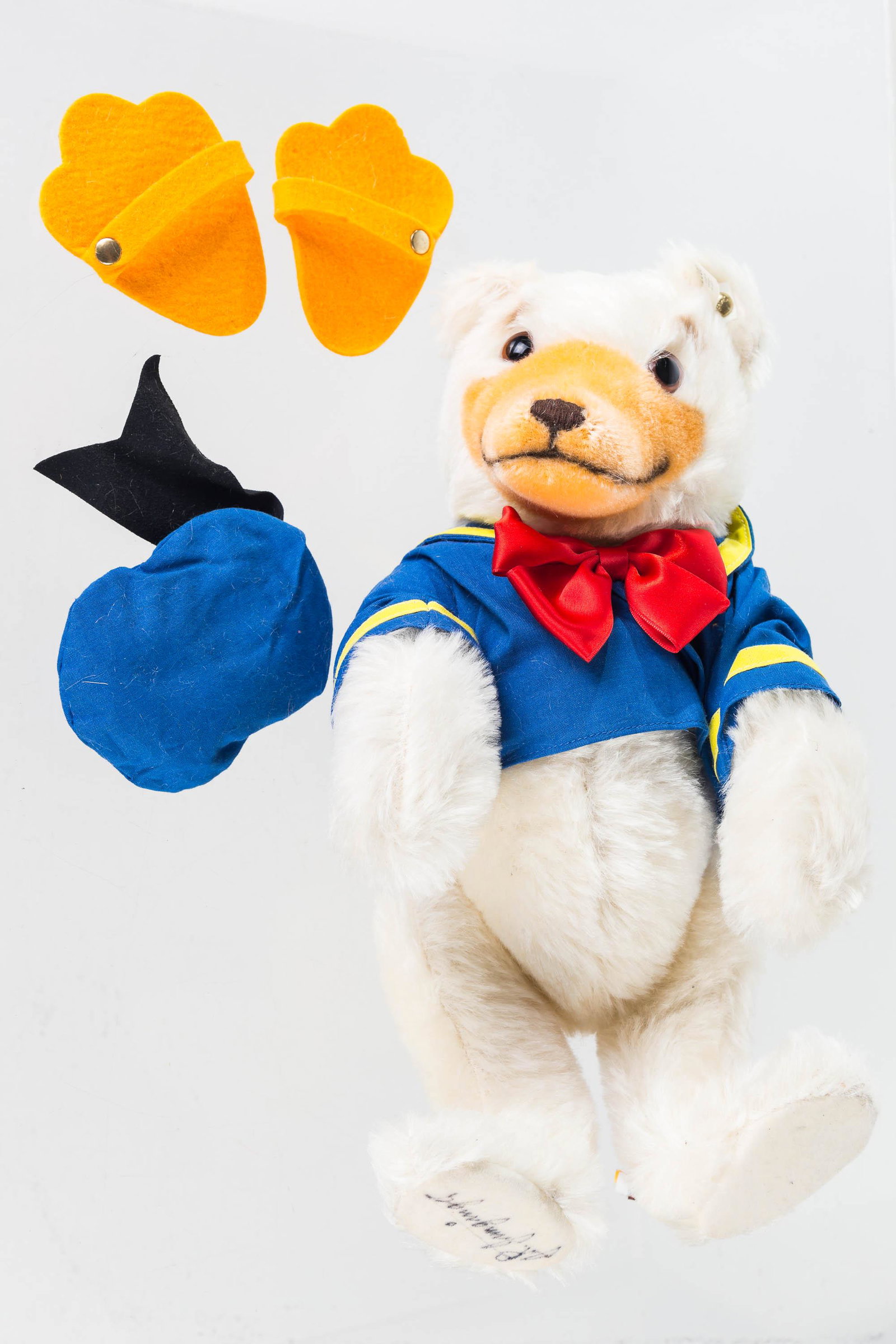 Steiff Disney 1993 Donald Duck Teddy Bear Signed: 14"H stuffed toy, limited edition of 1500 created for the 1993 Teddy Bear and Doll Convention at Walt Disney World. Hand autographed on right foot pad by Georg Junginger, the great grand nephew of Mar