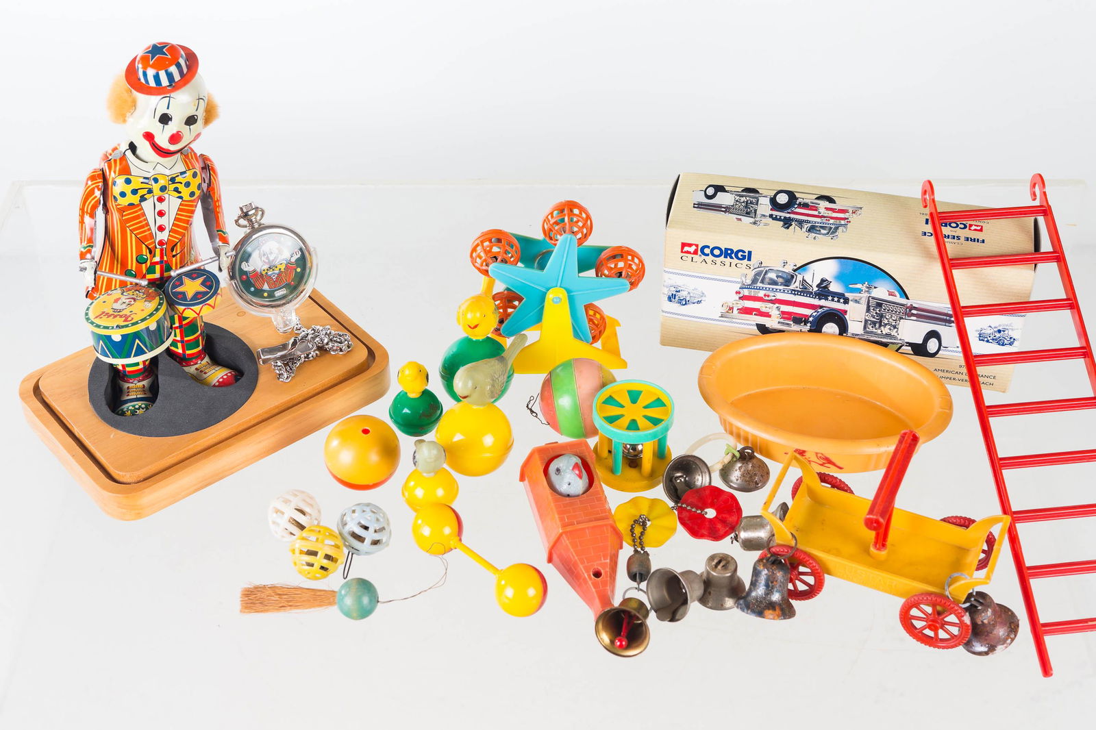 Tin Clown Wind UP and Mixed Toy Grouping: Lot includes functional tin toy wind up clowns with matching pocketwatch on stand (marked Fossil, TK Toys, Made in Japan), a plastic grouping of vintage bird toys including a ferris wheel, bobble bird