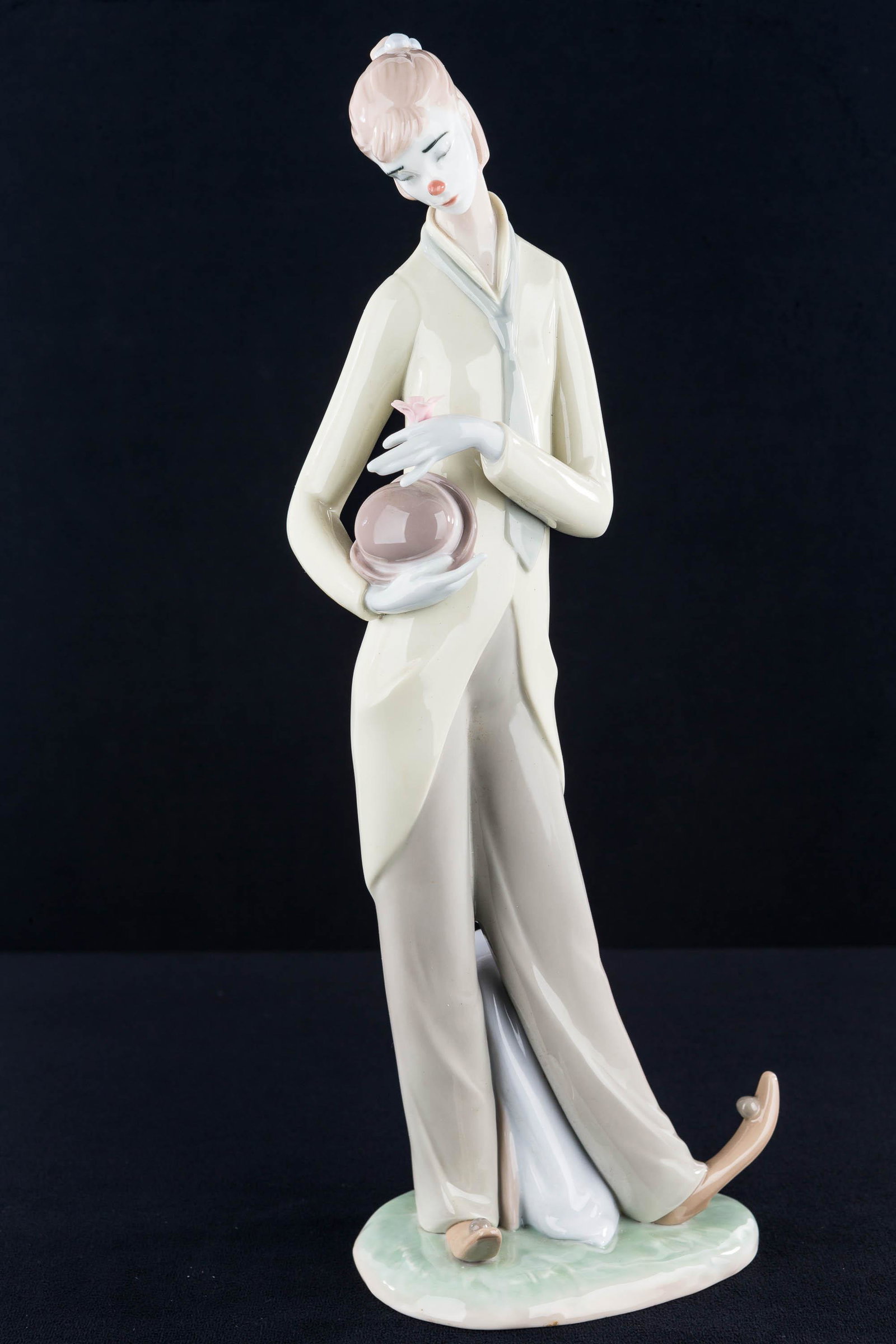 Lladro Figure of a Clown: Item measures approximately 13"H. Free of damage. Marked Lladro on bottom.