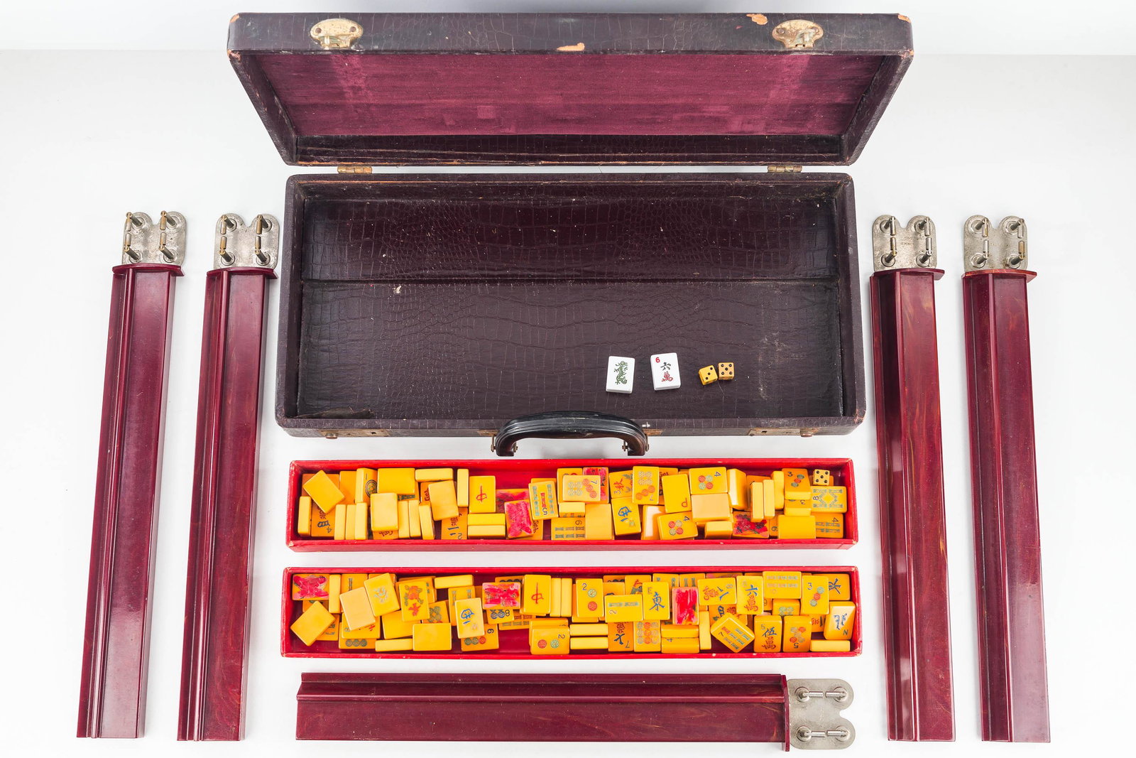 Vintage Bakelite Mahjong Set: Case contains 5 bakelite piece holders and 2 trays of bakelite mahjong pieces. Unsure if set is complete.