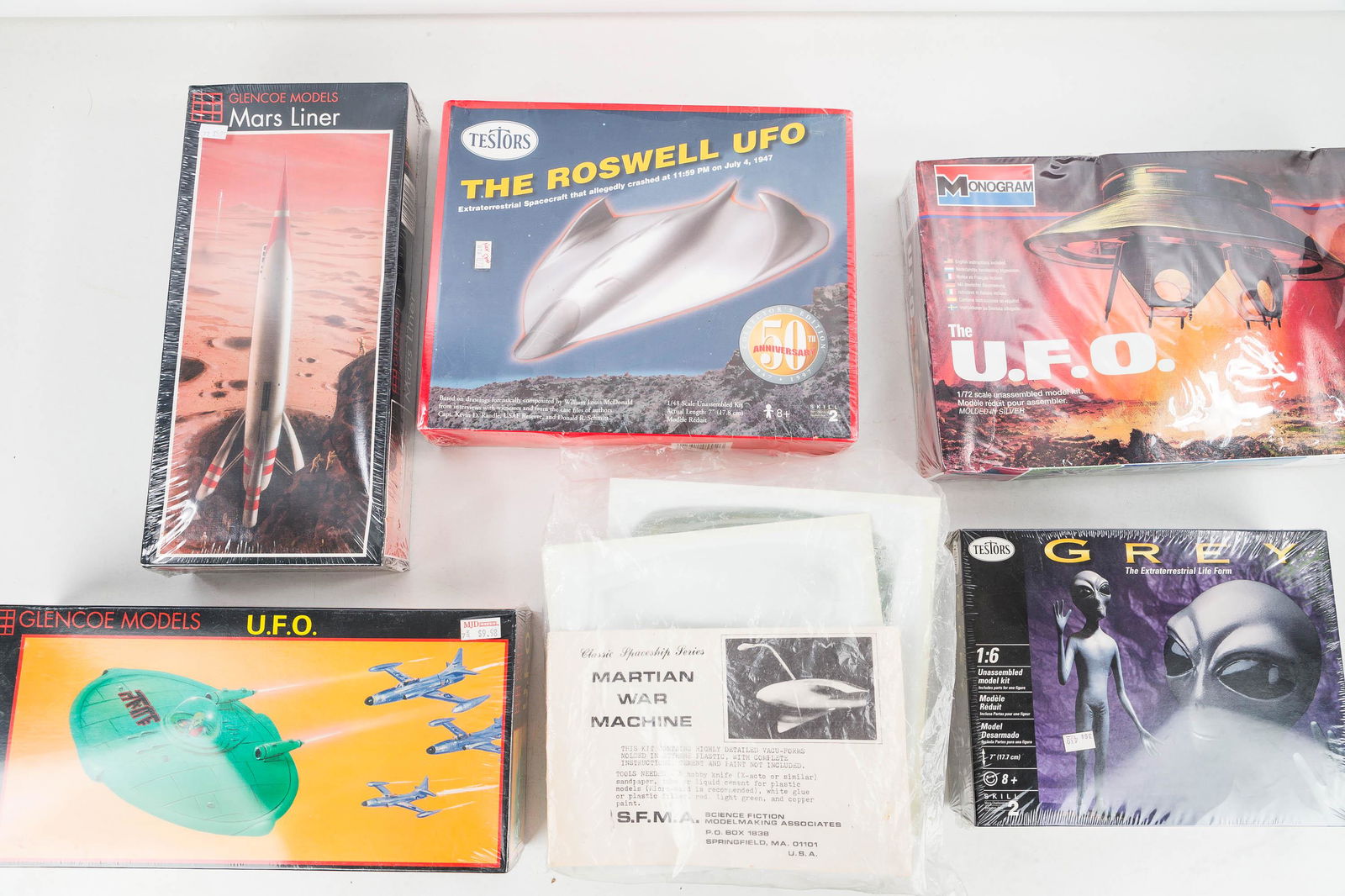 UFO, Alien and Rocket Model Kits (6): (1) Glencoe Models Mars Liner plastic kit #05914 c1996, (2) Glencoe Models U.F.O. plastic kit# 5113, (3) Testors the Roswell UFO 1/48 scale unassembled kit c1997 item#555, (4) Monogram the U.F.O 1/72