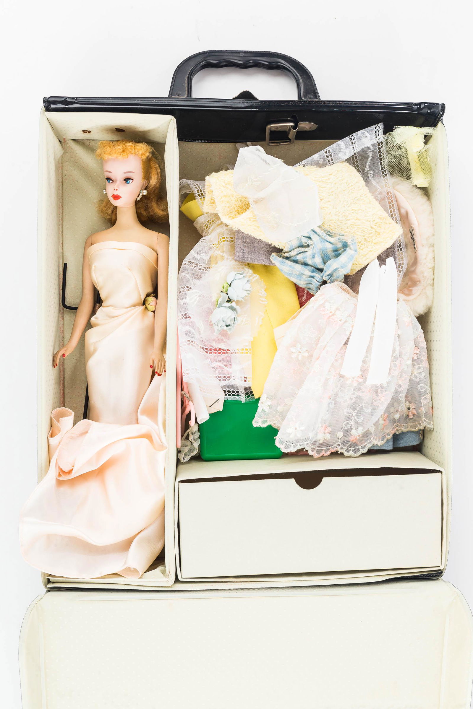 1962 Barbie Case with Contents (1 of 16)