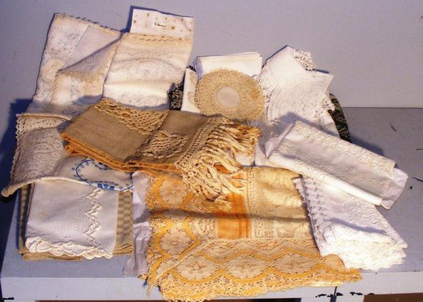 Linen lot: Linen lot including napkins, table runners, doilies and others