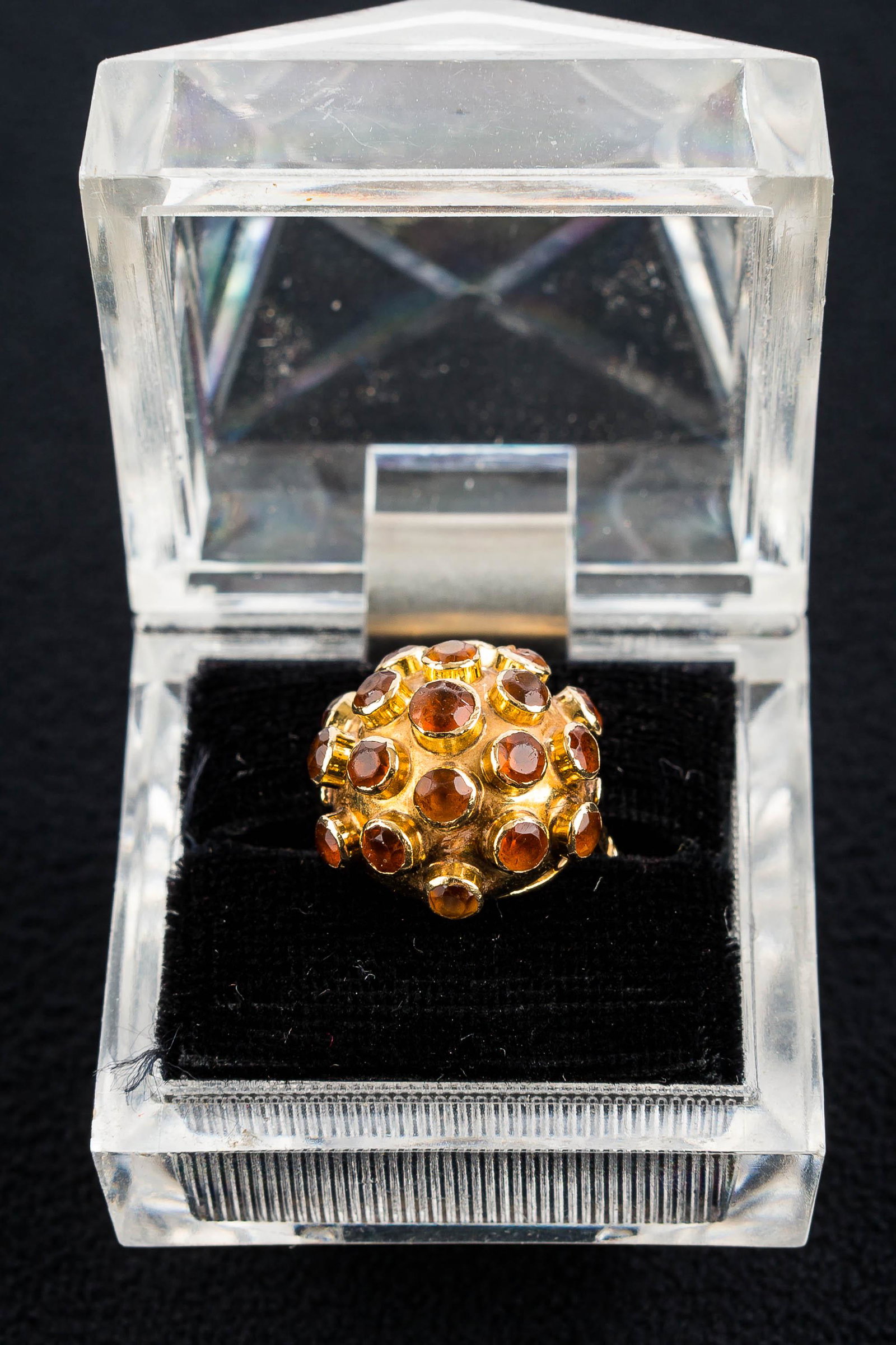 18k Gold Victorian Ladies' Ring: This 18k gold ladies' ring has amber colored semi-precious stones; it has a sizer, and is size 2.75. It weighs approx. 1.8 dwt.