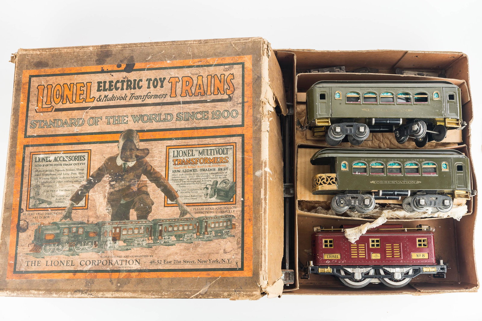 Lionel Pre-war Standard Gage Trains Set w/Box: This Lionel Model 350 set includes engine and (2) observation cars, one marked Pullman and one marked New York Central Lines. The engine is a Lionel #8; it is missing one finial on roof and battery li