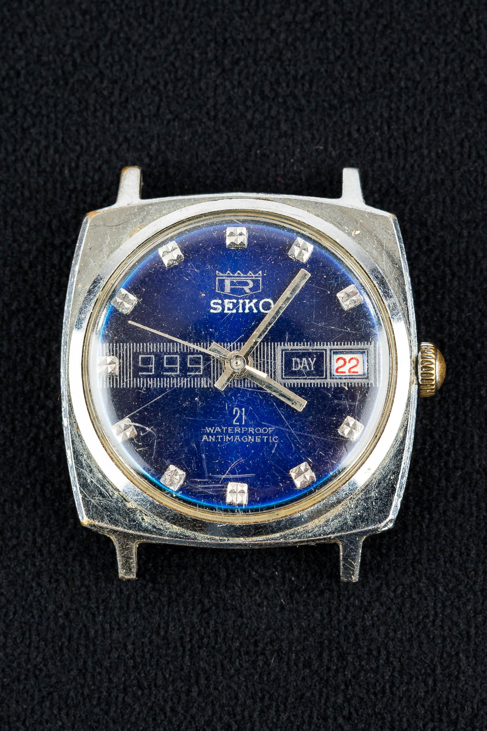Seiko 999 Men's Wristwatch: This fine watch has a blue face with day, and the back reads "Seiko M88". There is a small scratch on the glass bezel.