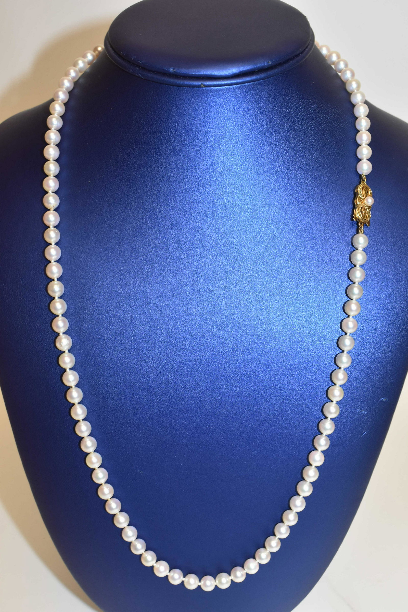 "Mikimoto" Luxury Pearl Necklace w/18k Clasp (1 of 5)
