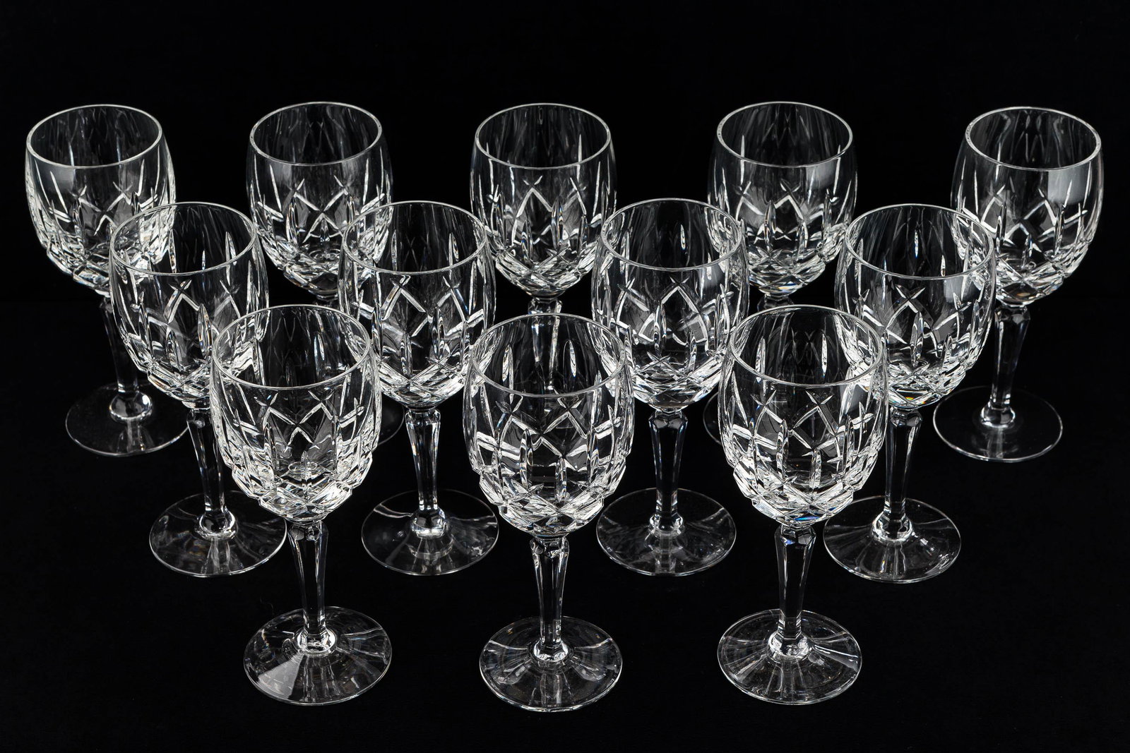Set of 12 Lenox Wine Goblets: Set of 12 matching Lenox wine glasses with fabric case. Matches 12 set champagne flutes lot 137.