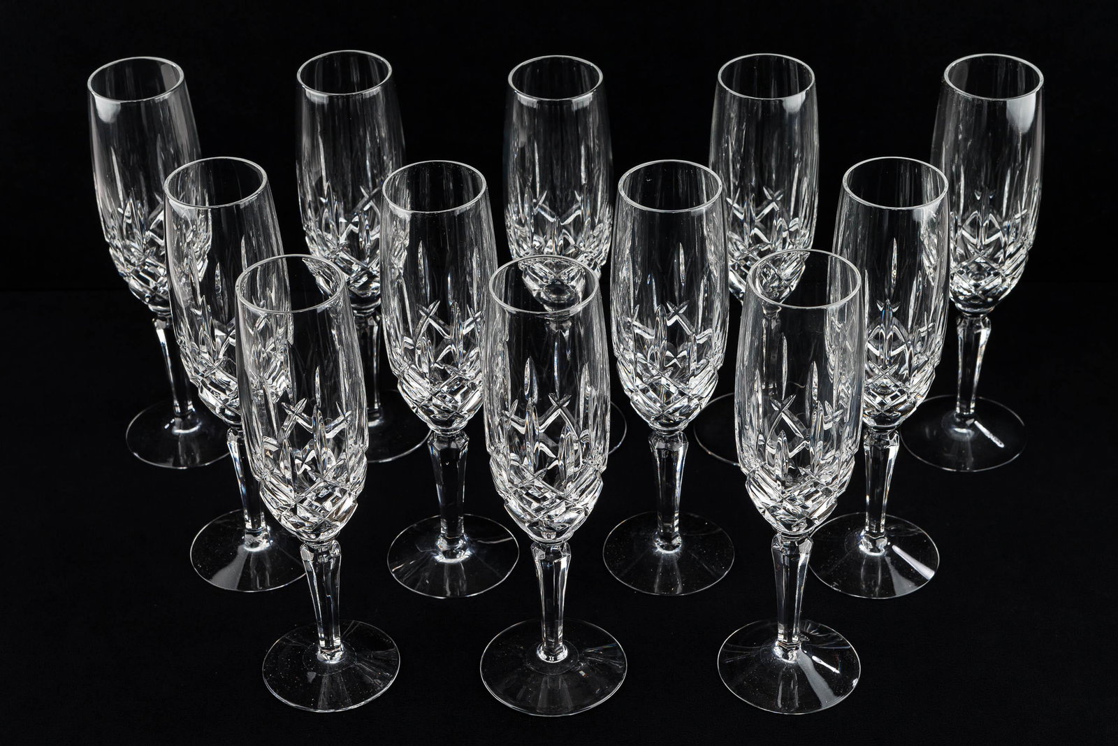 Set of 12 Lenox Champagne Flutes: Set of 12 matching Lenox champagne flutes with Lenox fabric case. Matches 12 piece set of wine glasses in lot 136.