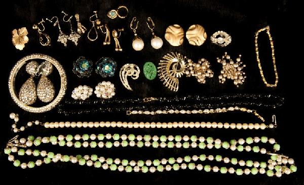 Costume Jewelry-Trifari earrings, various rhinesto: Costume jewelry. Incl. Trifari earrings, various rhinestone items, beads, etc.