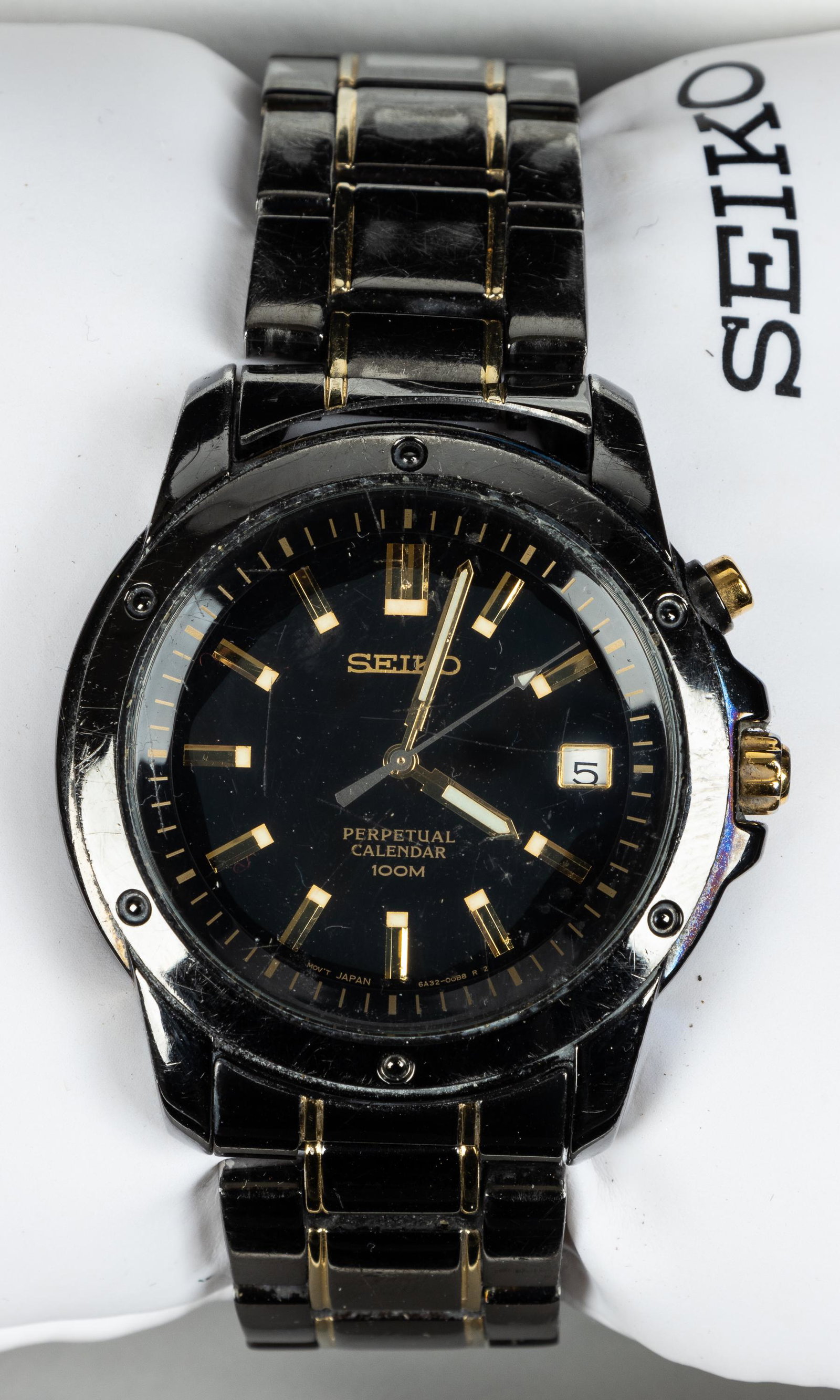 Seiko Perpetual Calendar Wristwatch: Seiko Perpetual Calendar Japan movement wristwatch comes with box, untested.