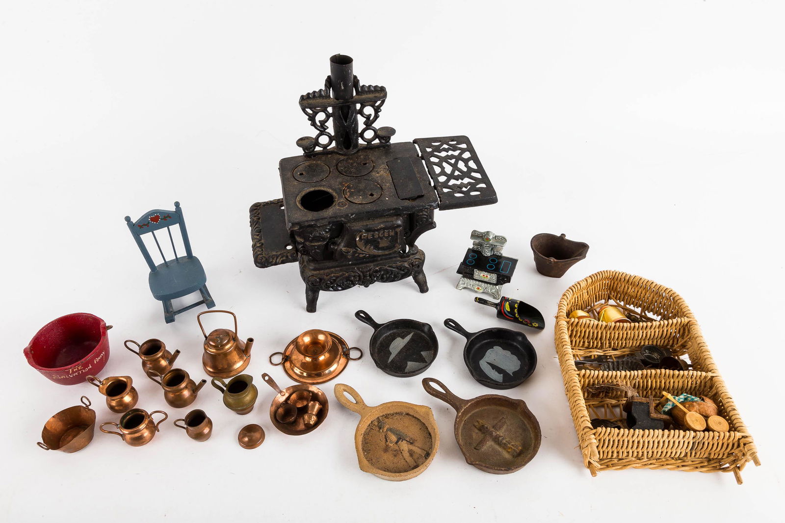 Crescent Salesman Stove & Miniature Metalware (1 of 10)