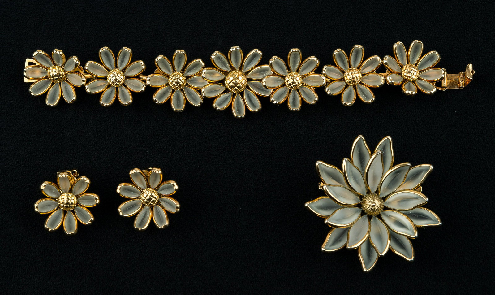 Trifari Vintage Jewelry Suite (1 of 6)