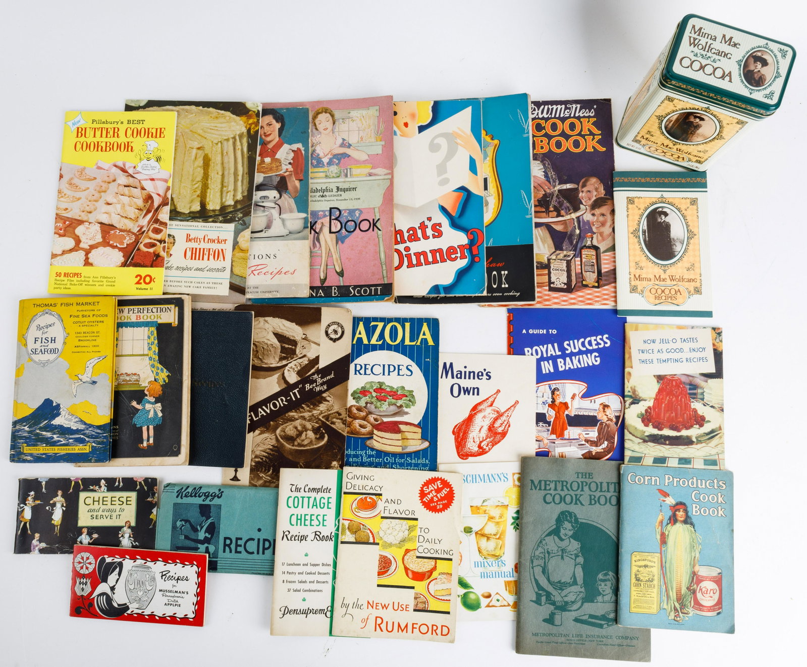 Hamilton Beach, Kellogg & Other Vintage Cookbooks: Kellogg's recipe cards, Pillsbury's, Hamilton, Betty Crocker, Hamilton Beach, Philadelphia Inquirer, Bee Brand, Mazola, 'Corn Product's', and many more, also includes Mima Mae Wolfgang cocoa tin with 