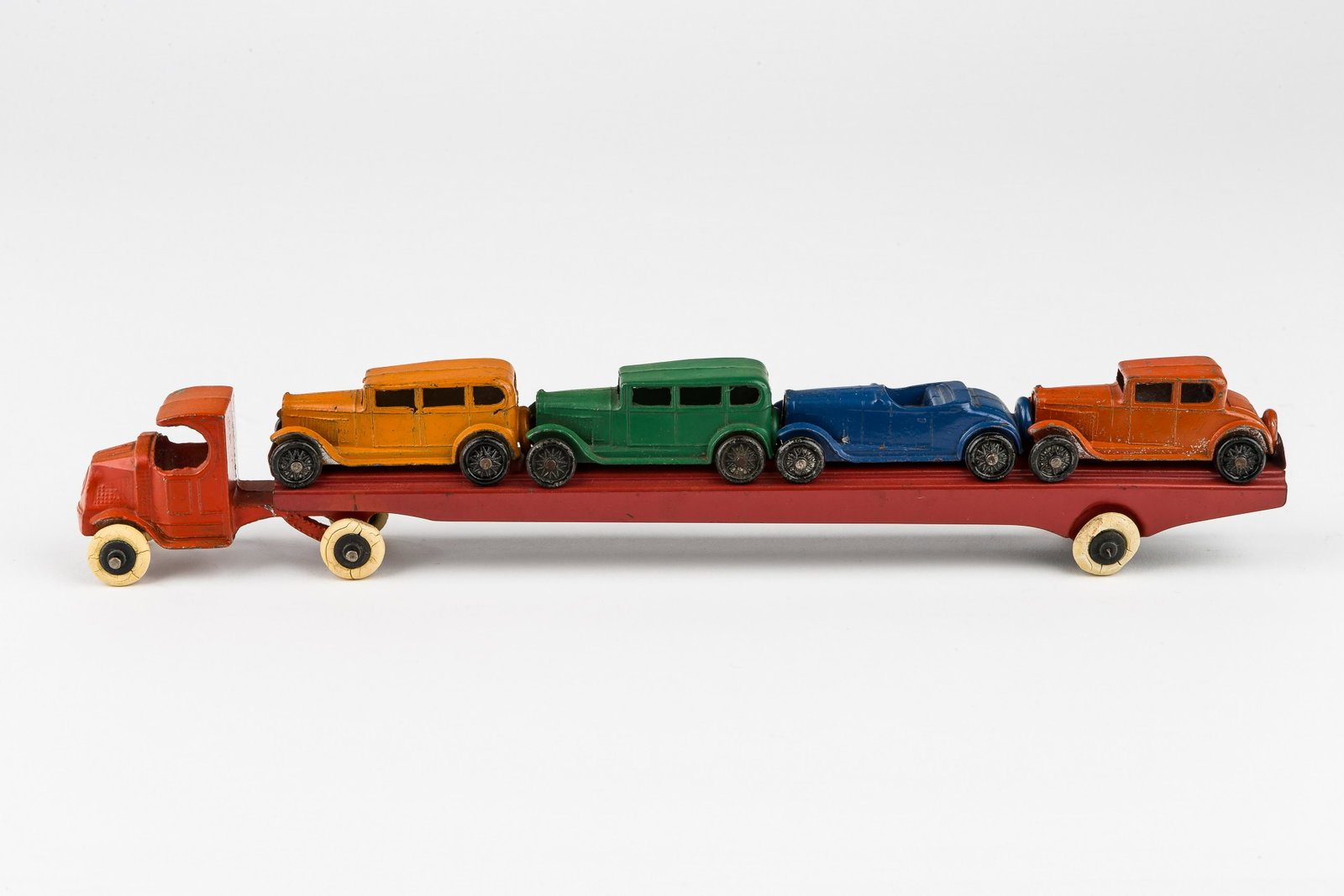Vintage Tootsie Toy Mack Truck Transport #0190x: Vintage Tootsie Toy Mack transport trailer 4 cars (possibly Buick), condition in generally very good with minor paint loss on truck roof and on some cars, approx 10.75"L, conditions as seen in photos.