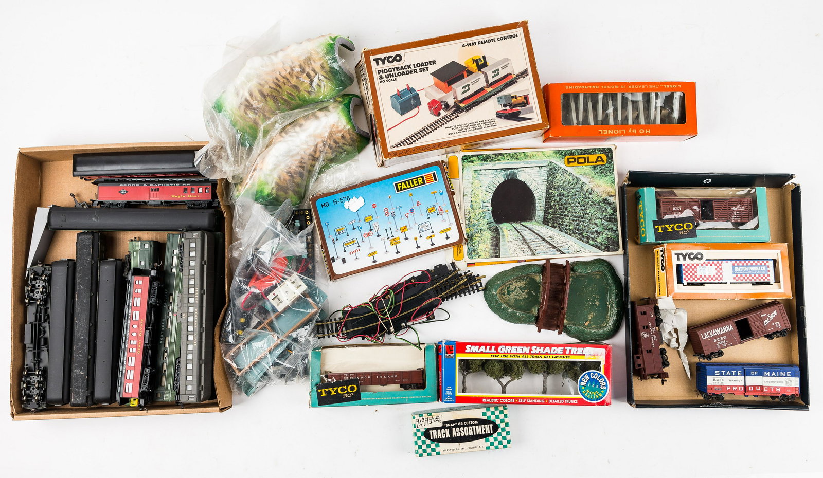 Train, Sets and Accessory Grouping: HO by Lionel #0111 Testle Set in original box, Tyco Piggyback Loader and unloader Set (HO Scale) item#927 (open original box), Faller HO B-578 signals (box open, appears complete but not guaranteed),