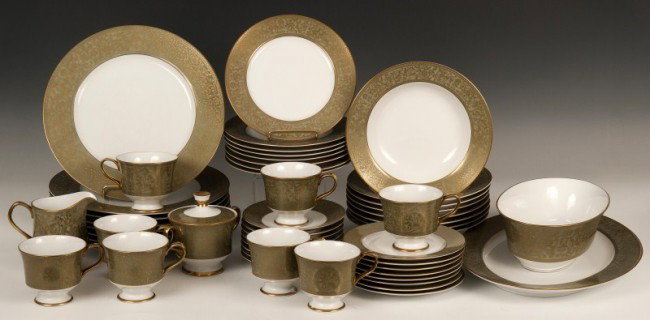 Sango Versailles Service: Sango Versailles complete service of eight including 10 1/2" dinner plates, 8" plates, 7" plates, cups and 6" saucers, 8 1/2" bowls, creamer, sugar, vegetable bowl and tray