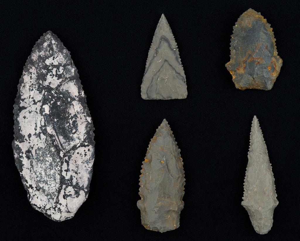 Pre-Columbian Spear Knife & Large Arrowheads: Pre-Columbia Inca flint knife and 4 large arrowheads from Bolivia and Peru, South America collected in the 1940's by Bolivian native, knife approx 4.5"L, largest arrowhead approx 2.75"L, with graduate