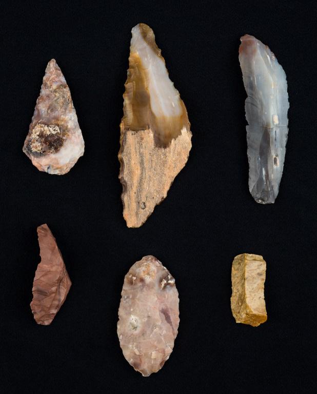 Patagonian Flint Artifacts: 6 Stone tools and arrowheads come from the Patagonian Chile and consists of 1 arrowhead, 1 scraper, 2 large knives, and 2 small flake blades, largest piece approx 5"L