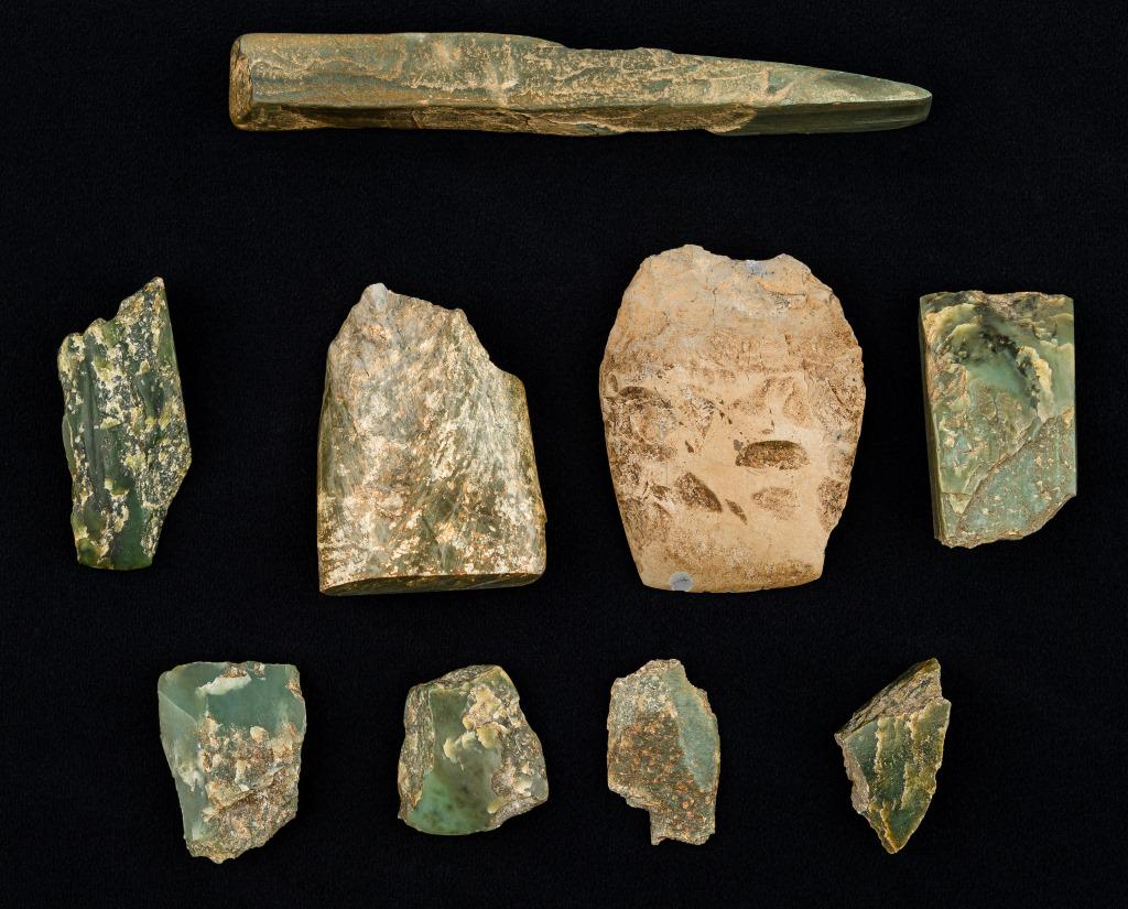 Inuit Eskimo Jade Tools & Fragments: 1 Complete chisel, 1 complete jade blade (with small ancient loss and modern loss), and various fragments of jade tools, most with polished spot from use, largest approx 6".