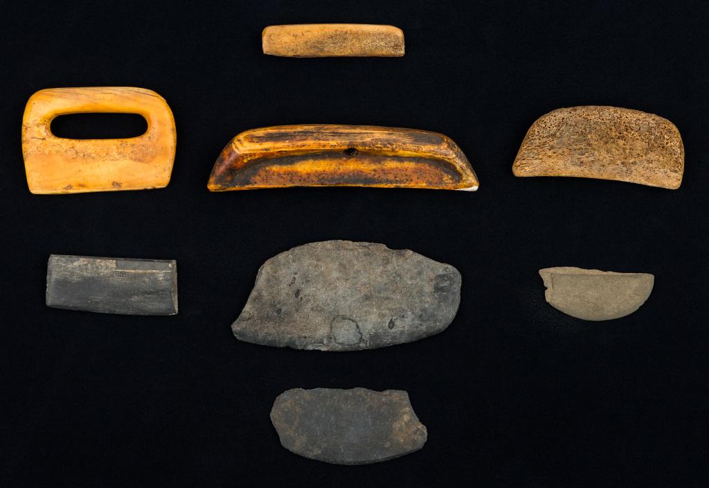 Inuit Eskimo Ulu Knife Handles & Blades: 4 Ulu fossil bone knife handles in various sizes (1 with new loss) largest approx 5"L, and 4 Ulu slate blades in various sizes, largest approx 4.5"L, from Savoonga mainland Inupiak Thule.
