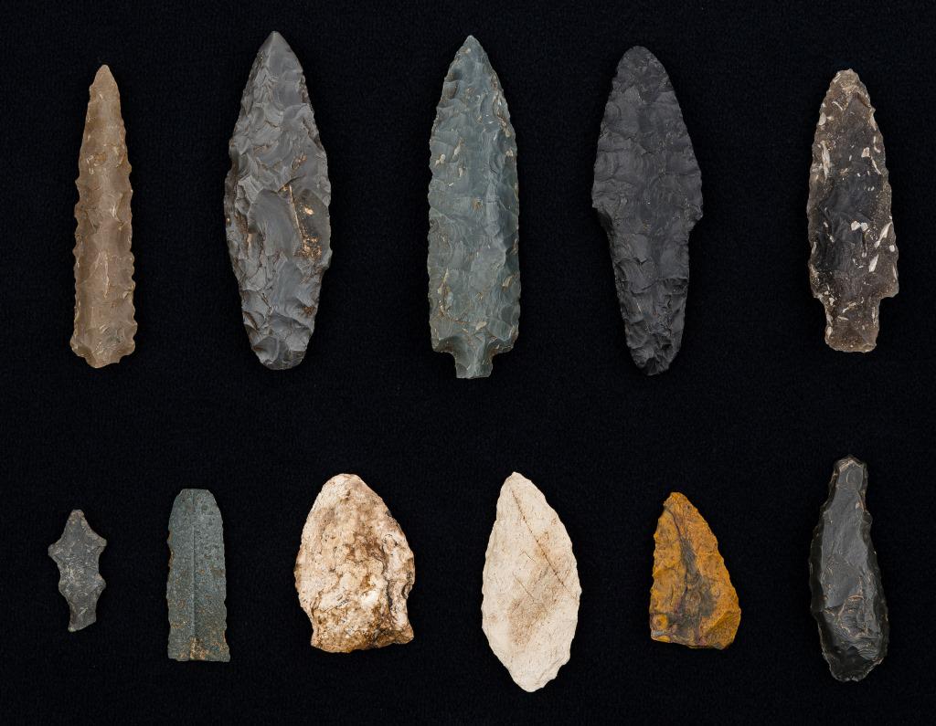 Inuit Eskimo Flint Arrowheads, Bear Points: Inuit Eskimo flint arrowheads, Paleolithic tool, and flake blade, and 4 bear points, largest bear point approx 2.75"L.