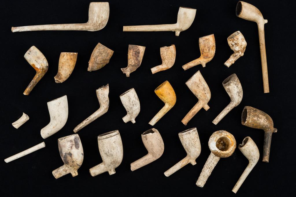 19th Century Tavern Pipes: 23 19th century tavern pipes, 5 with larger stem sections, and 18 bowls, all in clay, largest approx 5.25"L