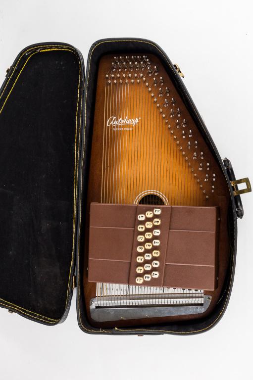 Oscar Schmidt Autoharp with Case: This Oscar Schmidt Autoharp comes with case, tool and various music books, case approx 25"L x 13.5"W x 4.5"D