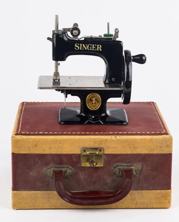Portable / Child's Singer Sewing Machine: Childs size Singer sewing machine with crank handle, appears to work, come in small case, approx 7"H.