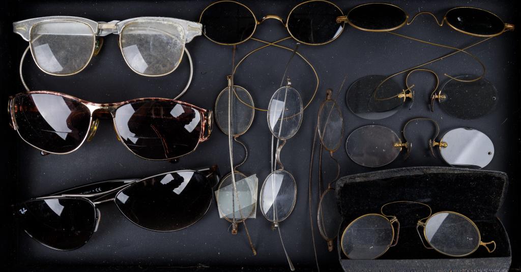 Antique Glasses & Pince Nez, Ray Ban: 3 Pairs of Pince Nez glasses including 1 with case, 2 pair of sunglasses, 3 pair of glasses, vintage glasses with hook arms, Ray Ban sunglasses, and