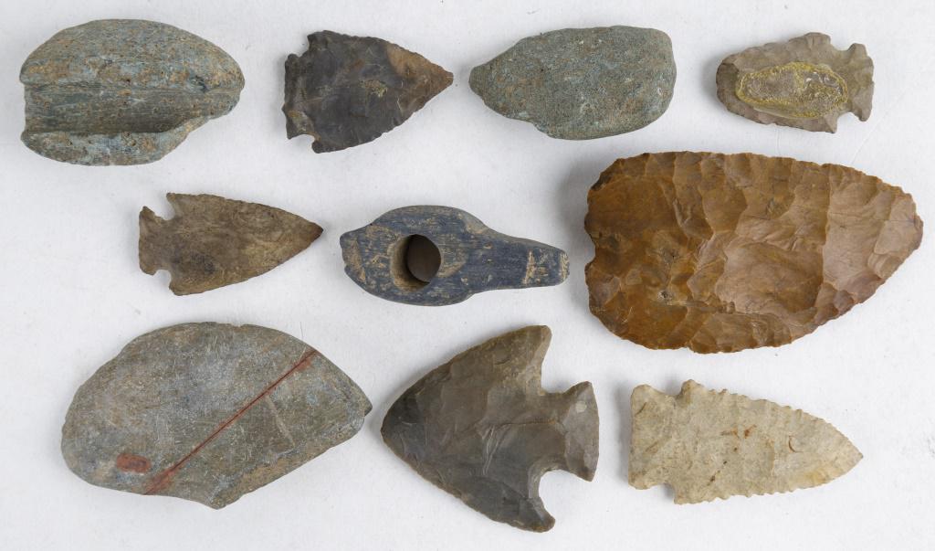 Susquehannock Native American Artifacts: Susquehannock Native American artifacts including 5 arrowheads, 1 brown jasper knife approx 3.75"L, and 4 steatite fragments of atlatl weights and banner stone.
