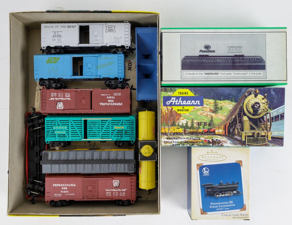 HO Scale Model Train Engine & Cars (1 of 4)