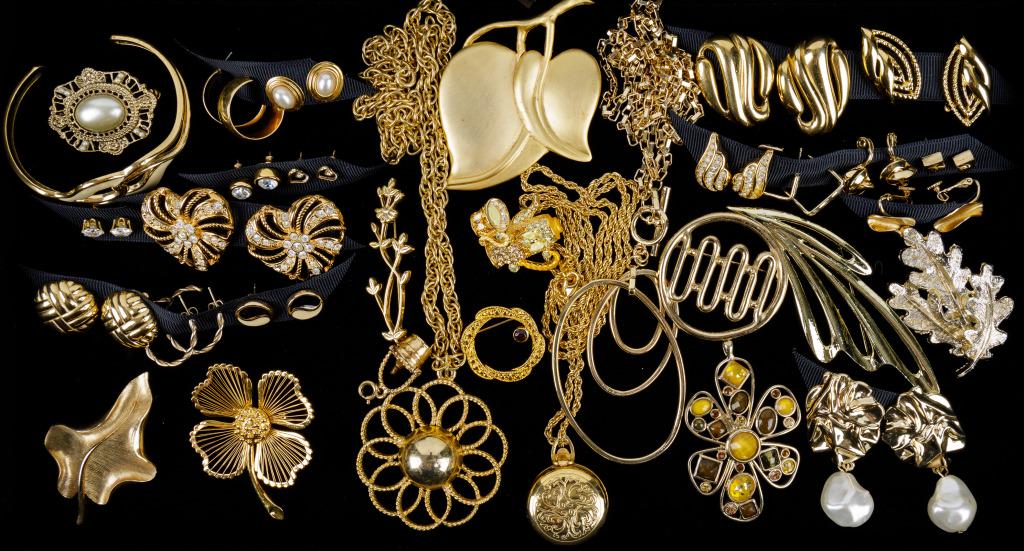 Gold Tone Statement Costume Jewelry (1 of 4)