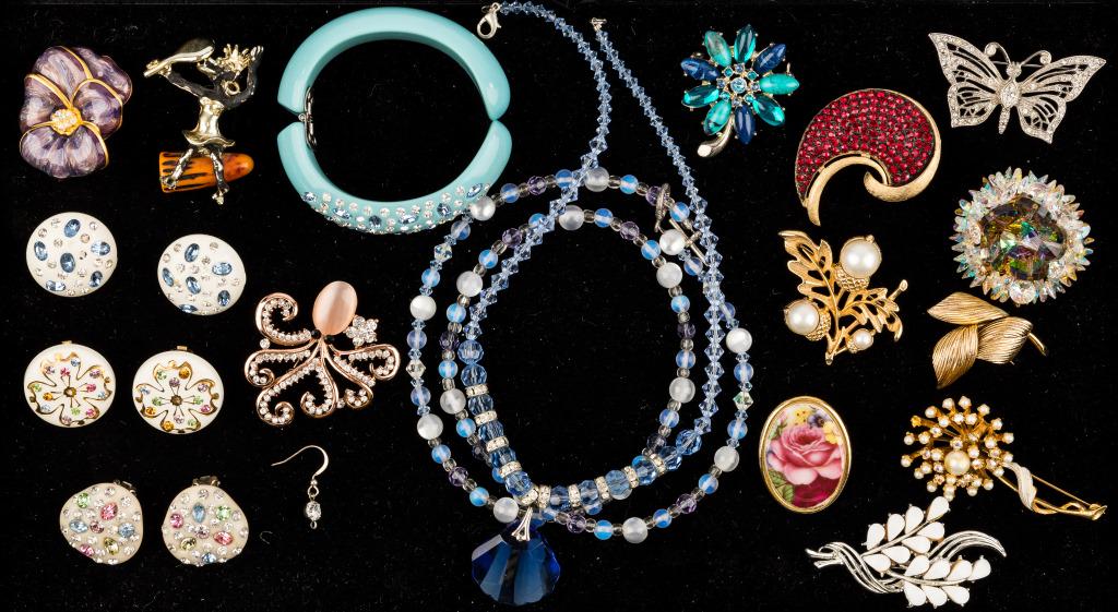 Hattie Carnegie, Bob Mackie & Vintage Jewelry: Signed Hattie Carnegie, J.J., BSK, Bob Macki, and other brooches, Lucite earrings and bracelet, slight stone loss to bracelet and one pair of earrings.