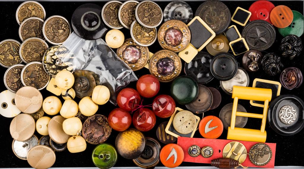 Vintage Bakelite Buttons and More: Large quantity of Bakelite buttons and others. Good condition with age. Some have oxidation on metal parts. Good condition for age.