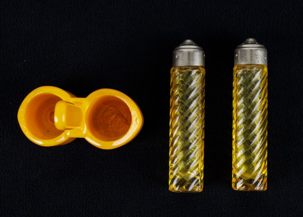 Bakelite Salt & Pepper Shaker Set (1 of 4)