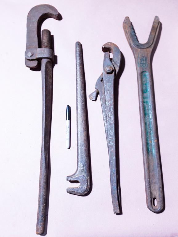 Long Vintage Pipe Wrenches (2 Adjustable) (1 of 4)