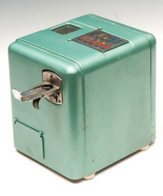 Mills Slot Machine: Mills & Novelty Co 5 cent vest pocket slot machine, very good condition, working order