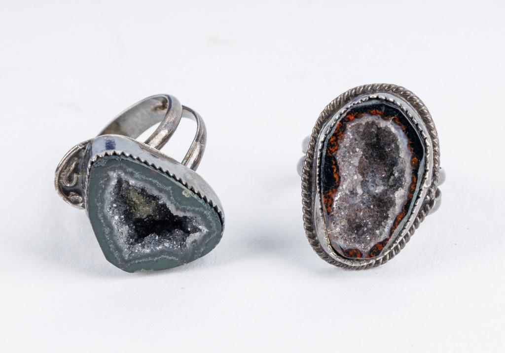 Sterling Silver Geode Rings: Vintage pair of natural geode rings in unmarked SS - dark green geode sz 7, darker amethyst and/or obsidian sz 6.5