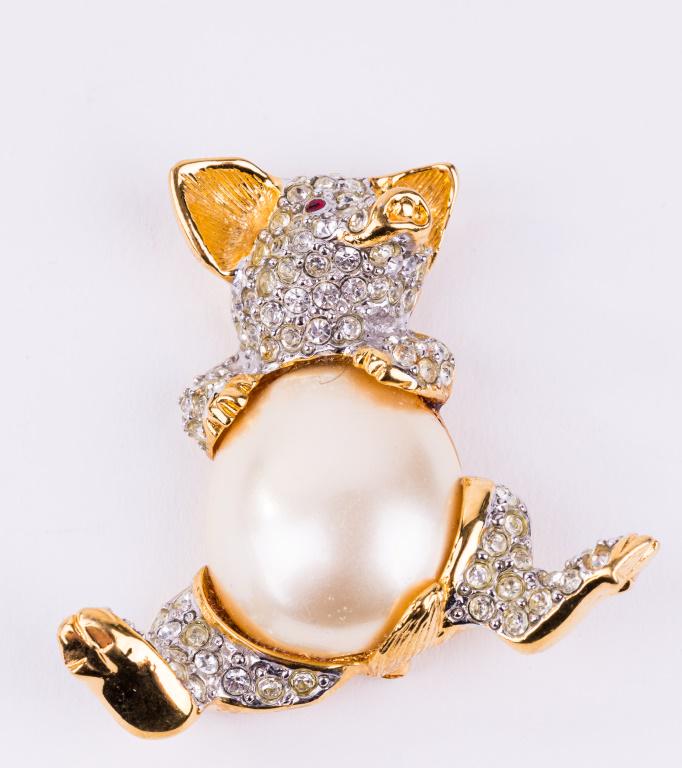 Vintage Kenneth J Lane Rhinestone Pig Brooch: Vintage Kenneth J Lane rhinestone gold tone pig brooch with a faux pearl belly measures approx 2" x 2". See photos.