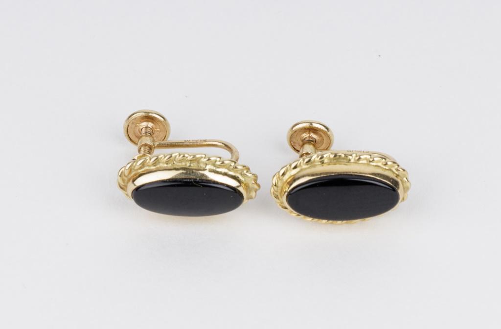 14K Gold Onyx Earrings: This pair of 14K gold and oval screwback earrings measure approx 1/2" L and weigh approx 2.0 dwt. See photos.