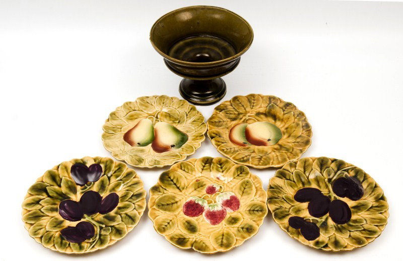 French Majolica Plates, Sarreguemines: Lot of five French Majolica plates from Sarreguemines with different fruits, all 7 1/2" and similar 7" compote
