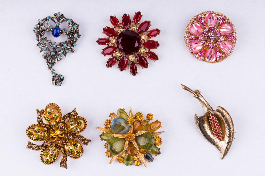 Vintage Designer Jewelry Brooches (6): Lot of 6 vintage designer brooches including names such as Nataly, ART, Monet, Hollycraft, one marked Austria and another illegible.