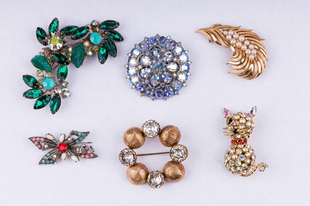 Vintage Designer Jewelry Brooches (6): Lot of 6 vintage designer brooches including names such as Judy Lee, Hollycraft, Alfred Philippe, Kramer, Warner, Trifari.