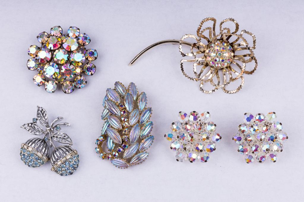 Vintage Designer Jewelry Brooches (6): Lot of 6 vintage designer brooches including names such as Coro, Sarah Coventry, Juliana D&E, a pair of rock crystal and one unsigned.