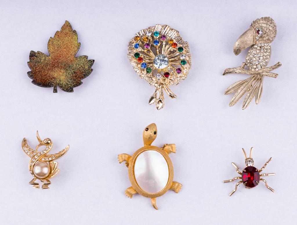Vintage Designer Jewelry Brooches (6) Figural: Lot of 6 vintage designer brooches with one marked JJ. and all others unmarked. Includes animal and plant themes.