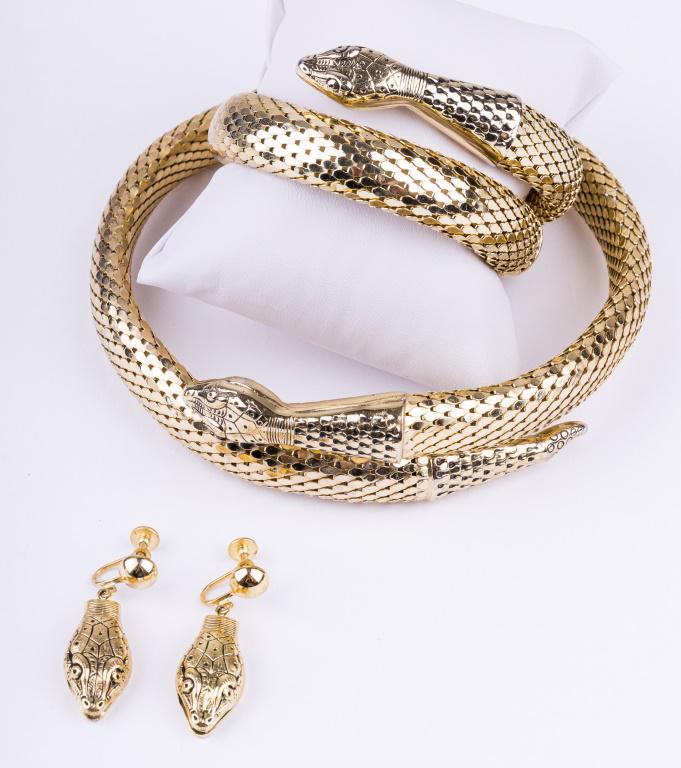 Vintage Whiting & Davis Snake Jewelry Set: Parure Whiting & Davis jewelry set includes gold tone snake choker necklace, bracelet and screw back earrings.
