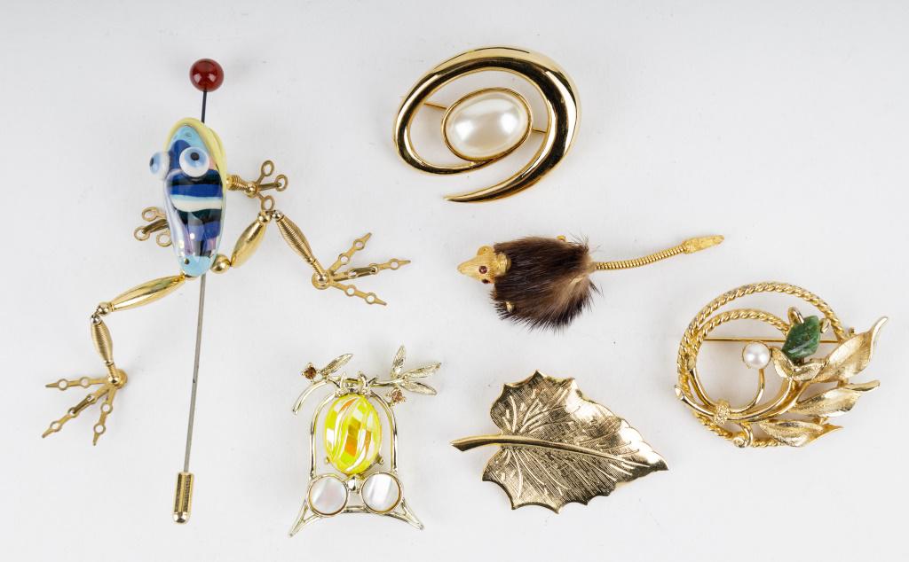 Vintage Designer Jewelry Brooches (6): Lot of 6 vintage designer brooches includes Cynthia Chuang OOAK long frog pin and other names such as Monet and Sarah Coventry.