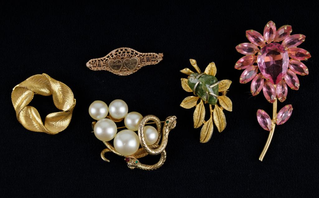 Miriam Haskell Jewelry Brooch plus others: Miriam Haskell leaf circle brooch plus a vintage Worlds Fair Brooch and three others (one with polished stone marked BSK).