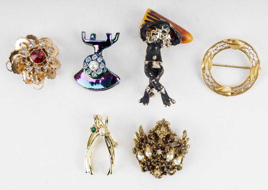 Vintage Designer Jewelry Brooches (6): Lot of 6 vintage designer brooches, all unmarked. Themes include penguin, telephone and more.